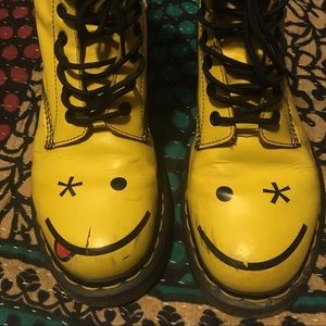 8 eye smiley face dr martens